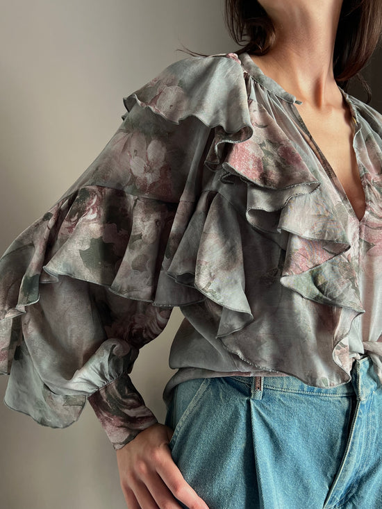Camicia in fantasia con volant e maniche a sbuffo