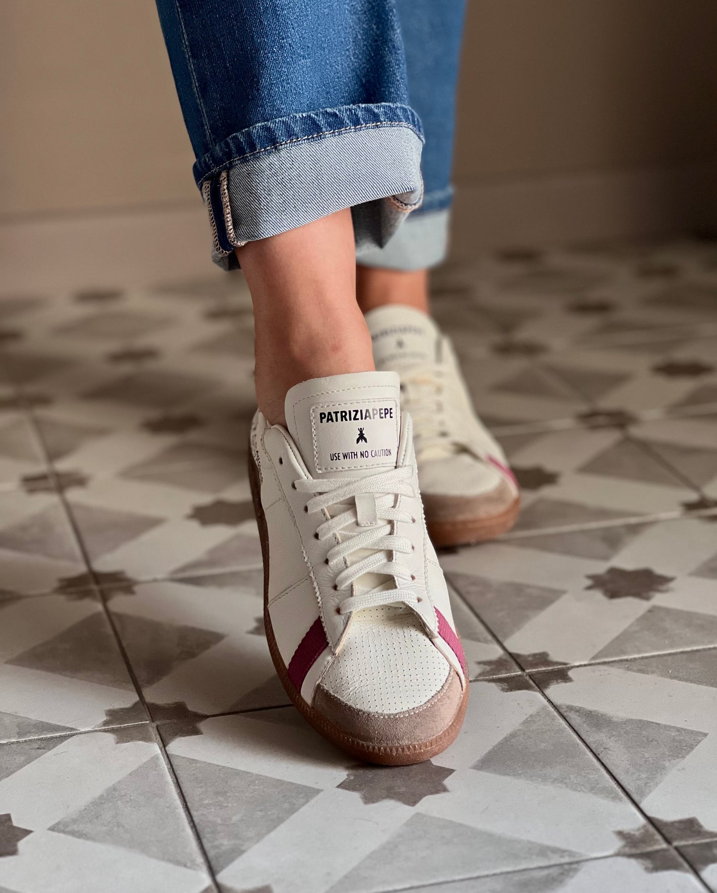 Sneakers in nappa con lettering purple