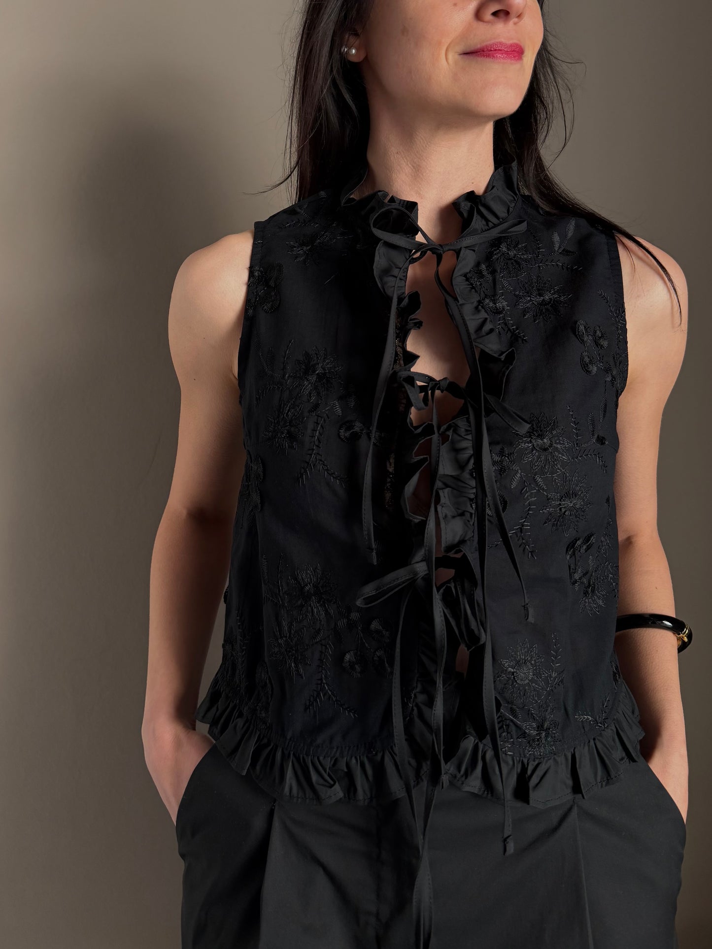 Camicia ricamata con rouches nera