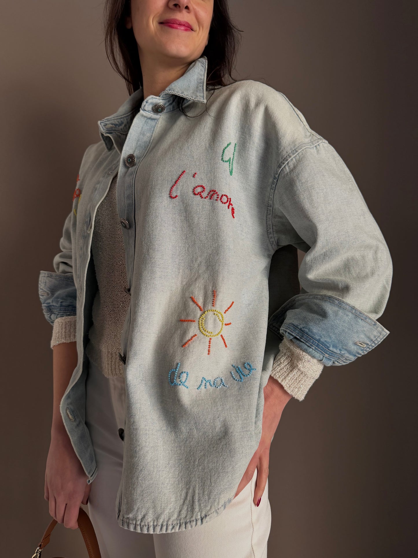 Camicia over in denim chiaro con ricamo