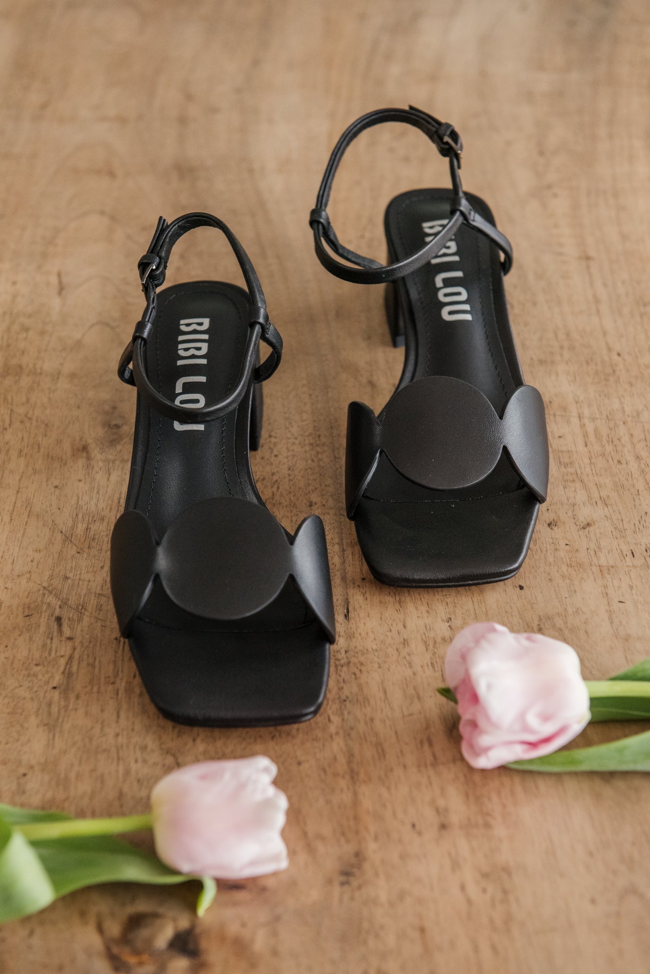 Sandalo in pelle nera con fascia semicerchio