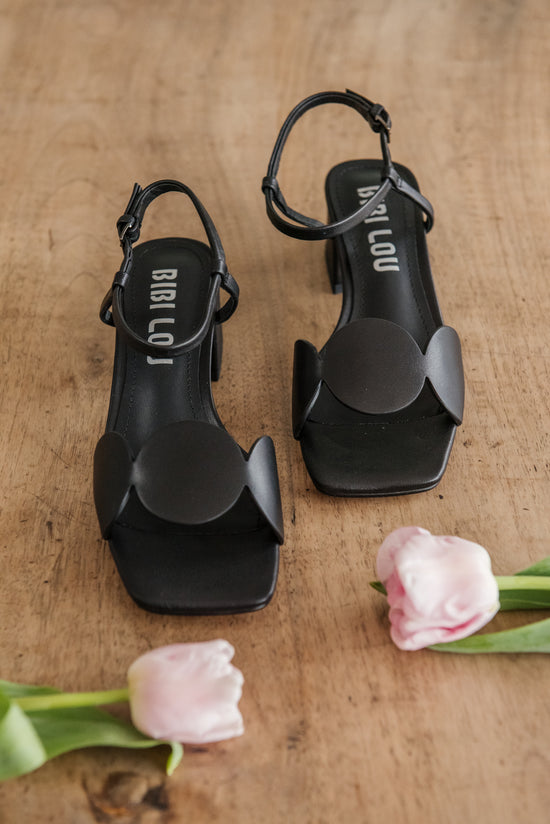 Sandalo in pelle nera con fascia semicerchio