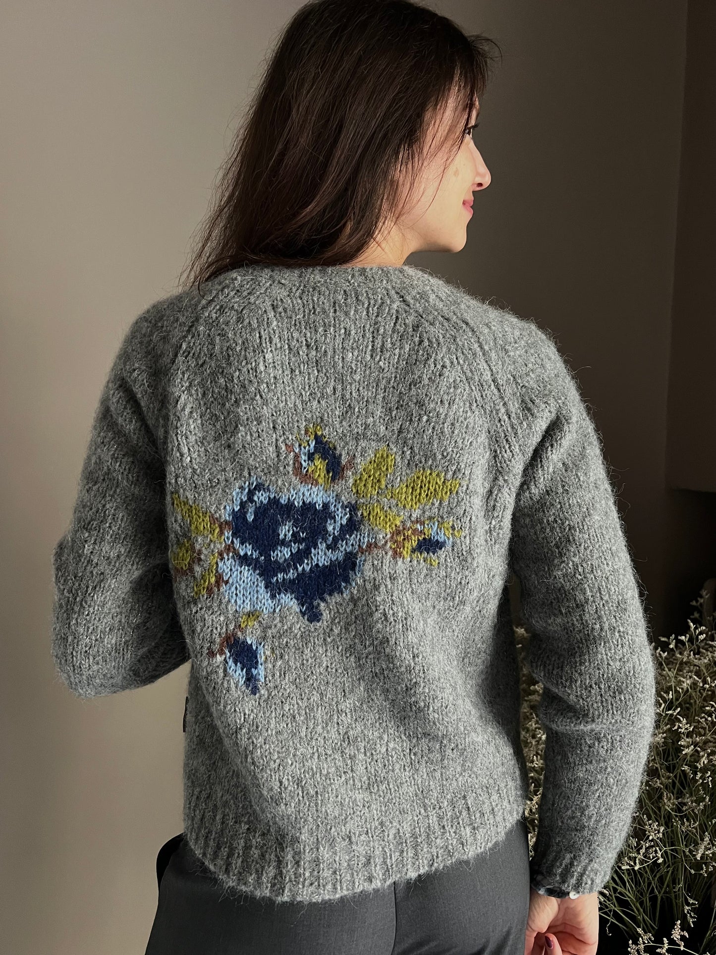 Cardigan grigio con ricamo