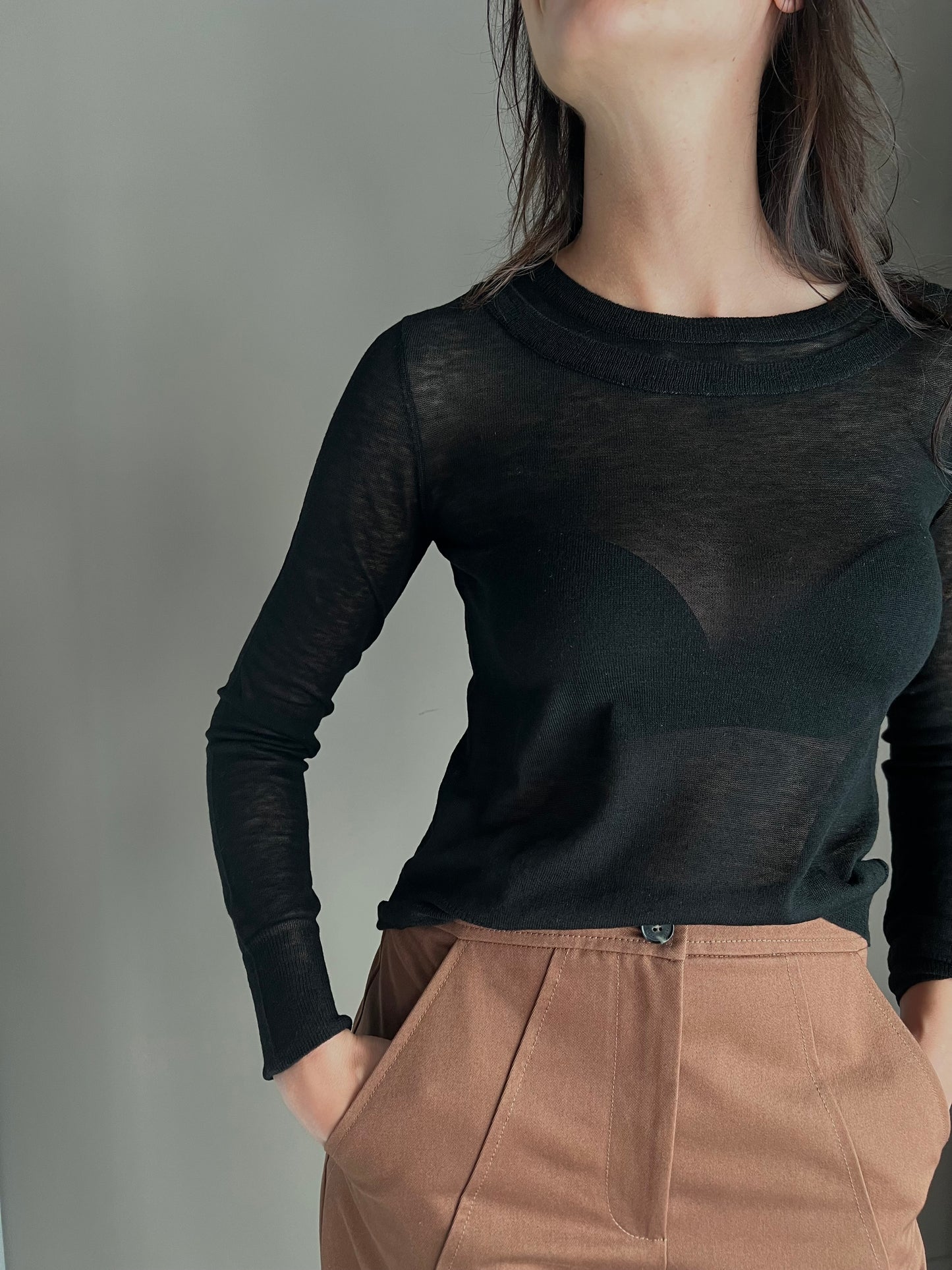 Maglia ultra fine in lana con scollo a barca nera