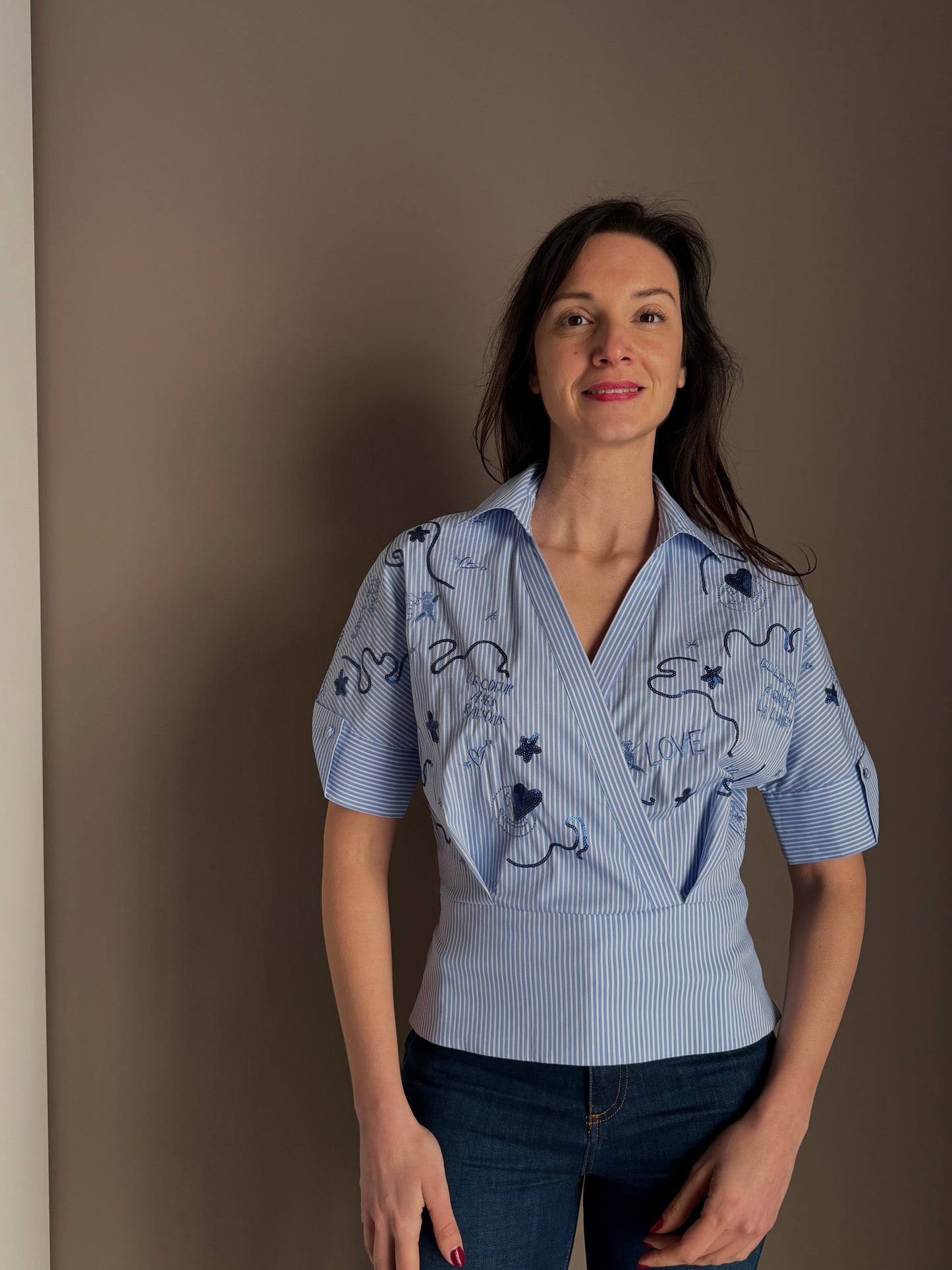 Camicia a righe con ricami preziosi