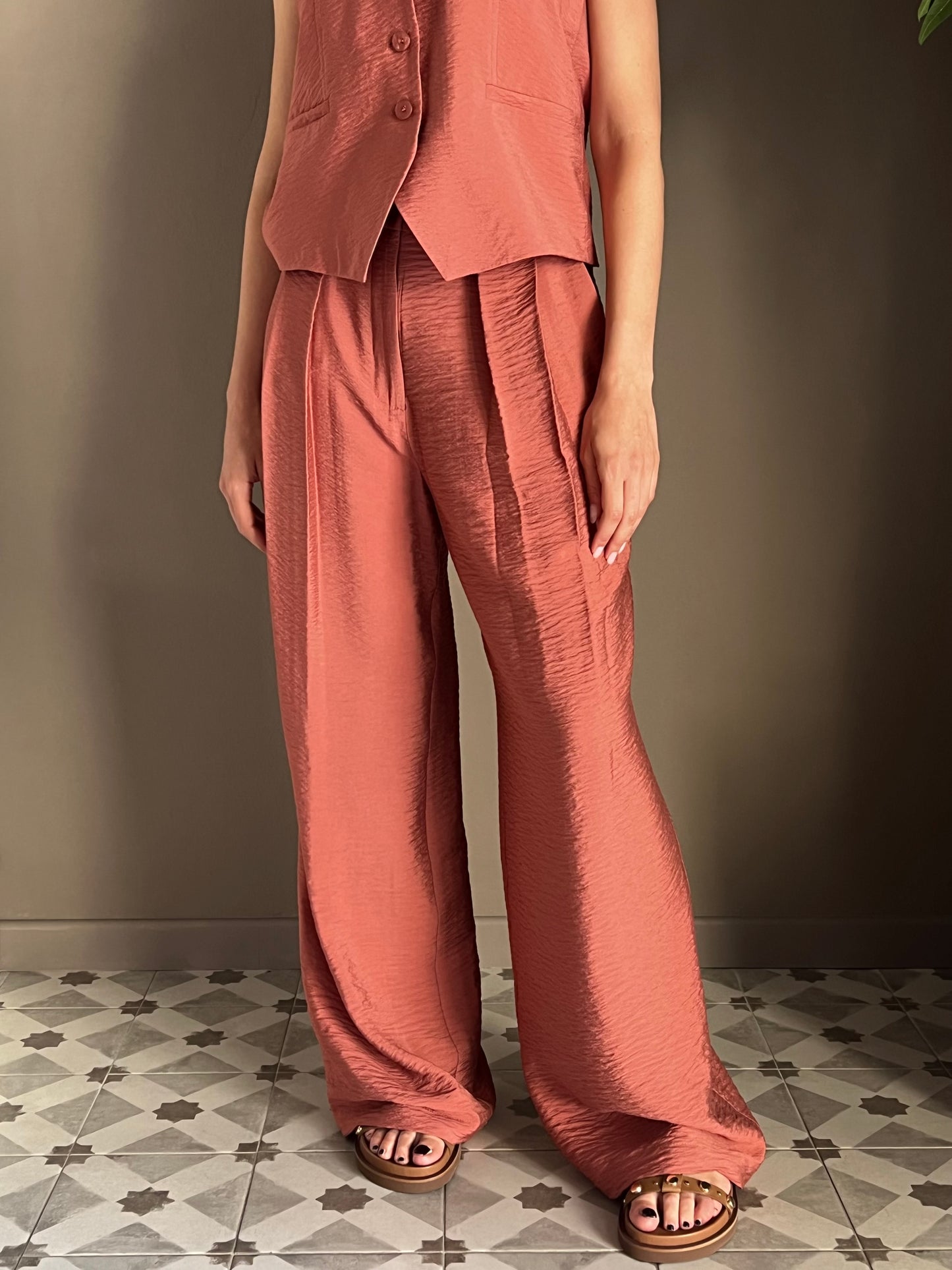 Pantalone in viscosa con pinces peperoncino