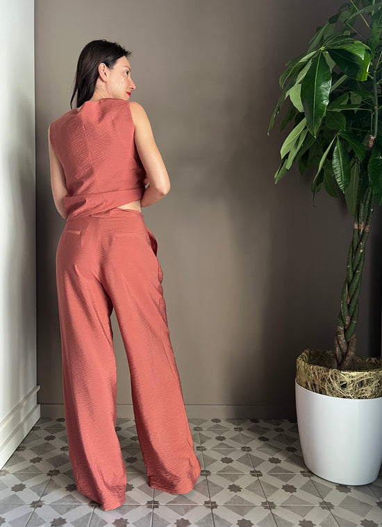 Pantalone in viscosa con pinces peperoncino