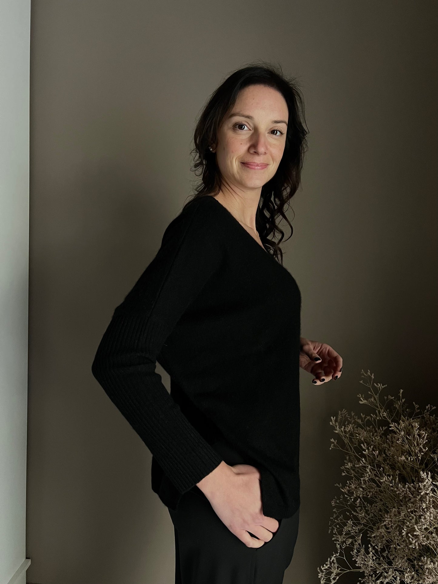 Maglia in cashmere over 100% cashemire maniche aderenti nera