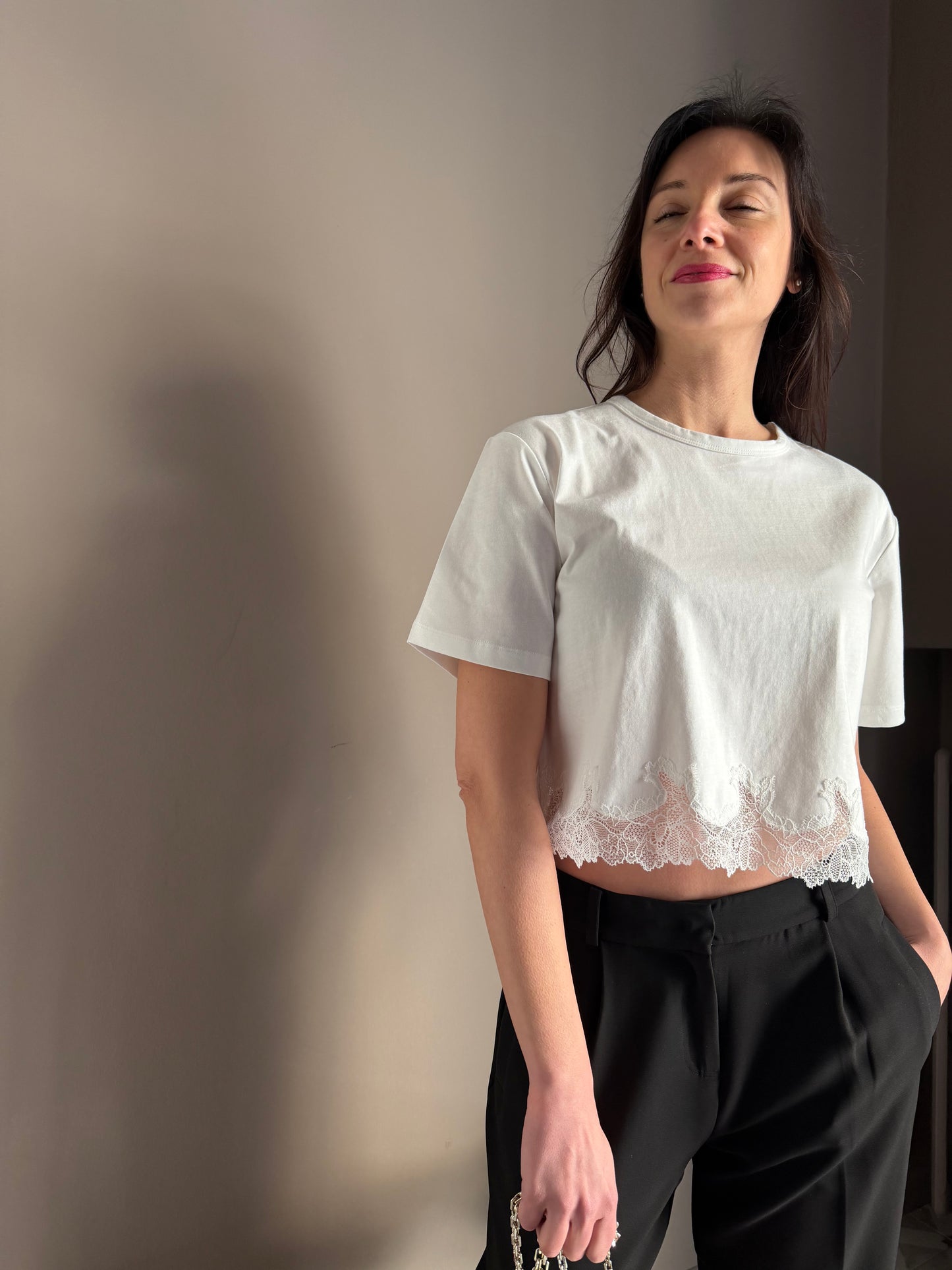 T-shirt cropped con inserto in pizzo
