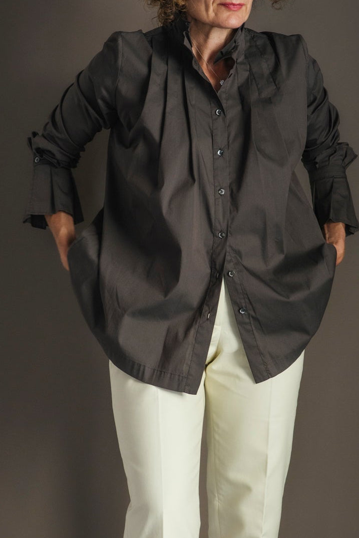 Camicia svasata in cotone liscio con dettagli plisse’