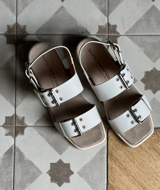 Sandalo in pelle con doppia fascia con fibbie argento