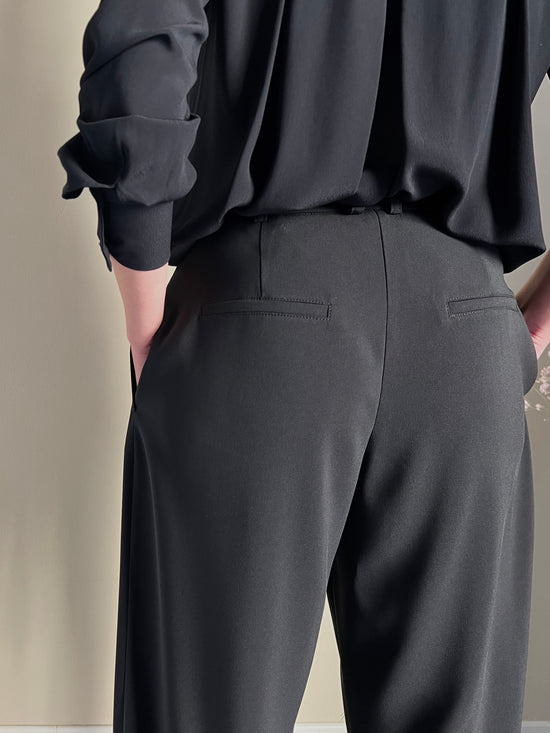 Pantalone in crepe con pences piatte nero