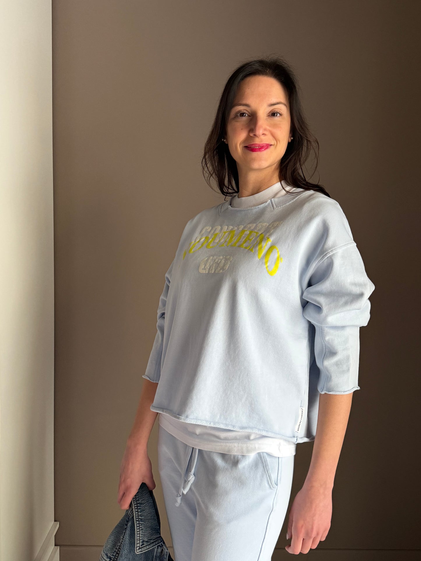 Felpa boxy azzurra con scritta fluo