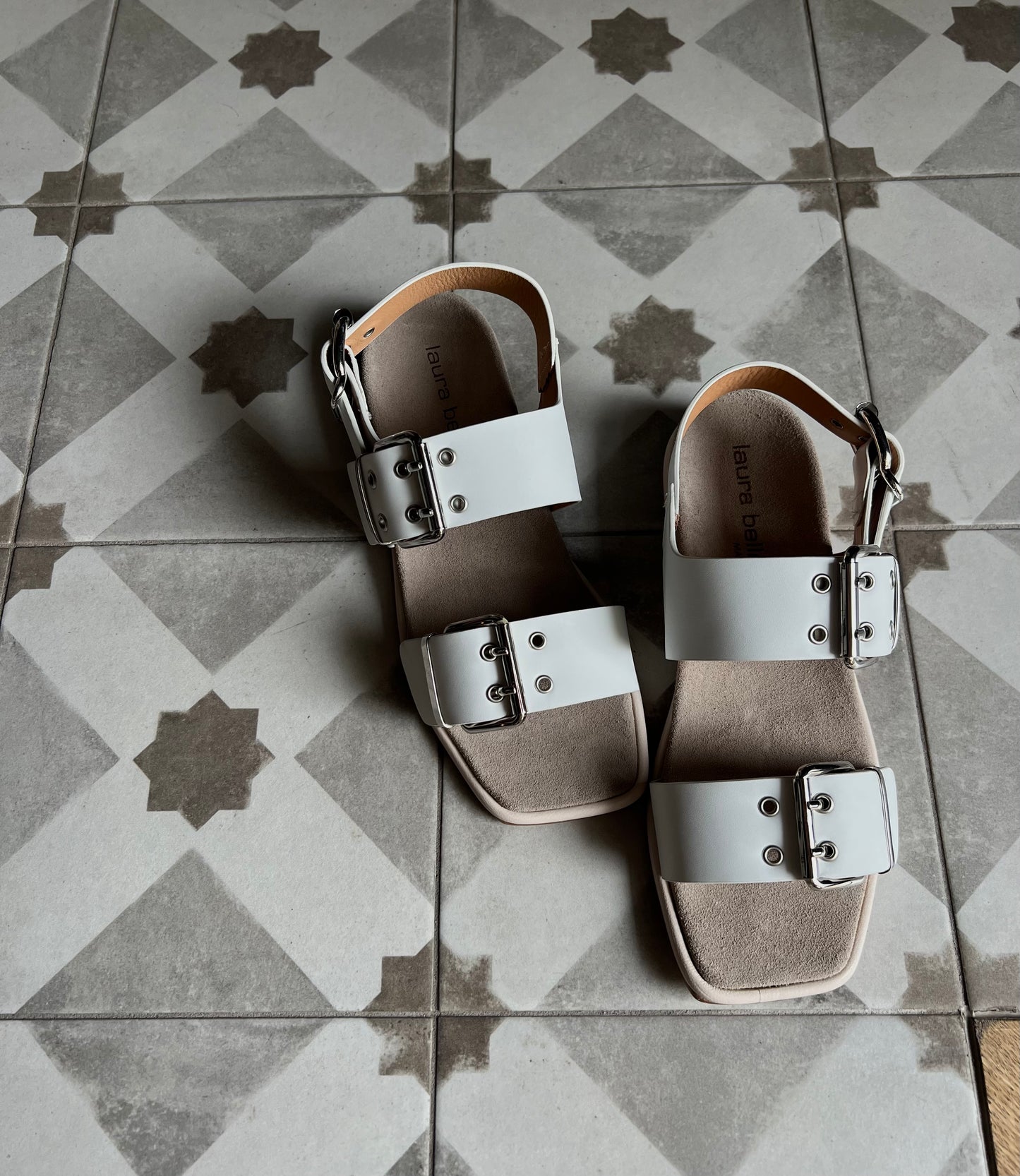 Sandalo in pelle con doppia fascia con fibbie argento