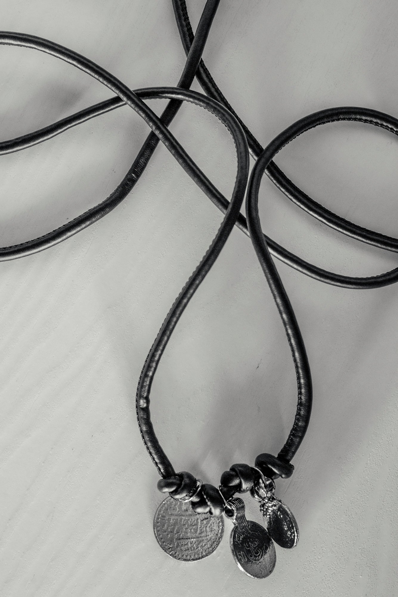 Cinturino tubolare con charms