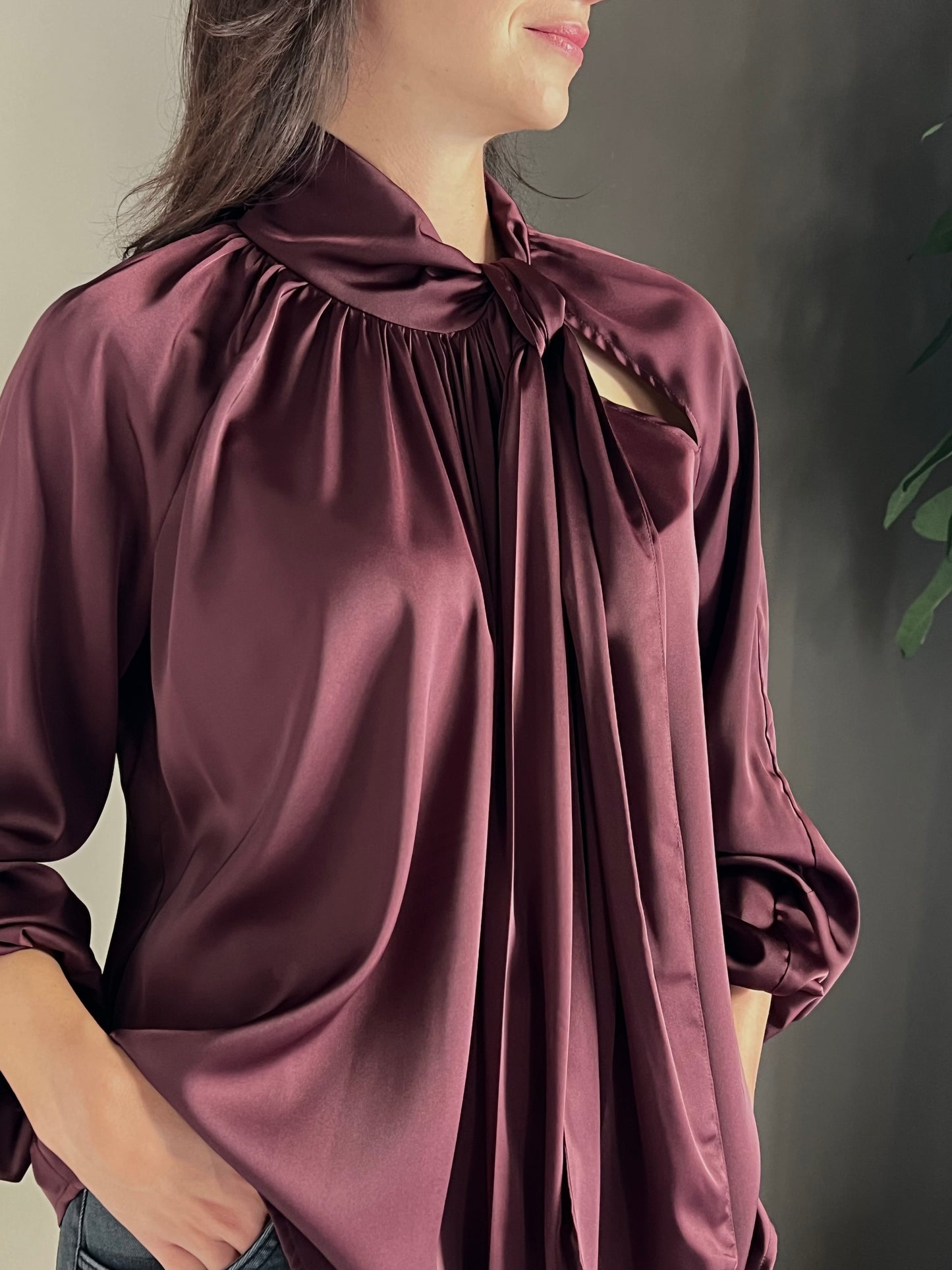 Camicia in satin con taglio cout-out sulla spalla