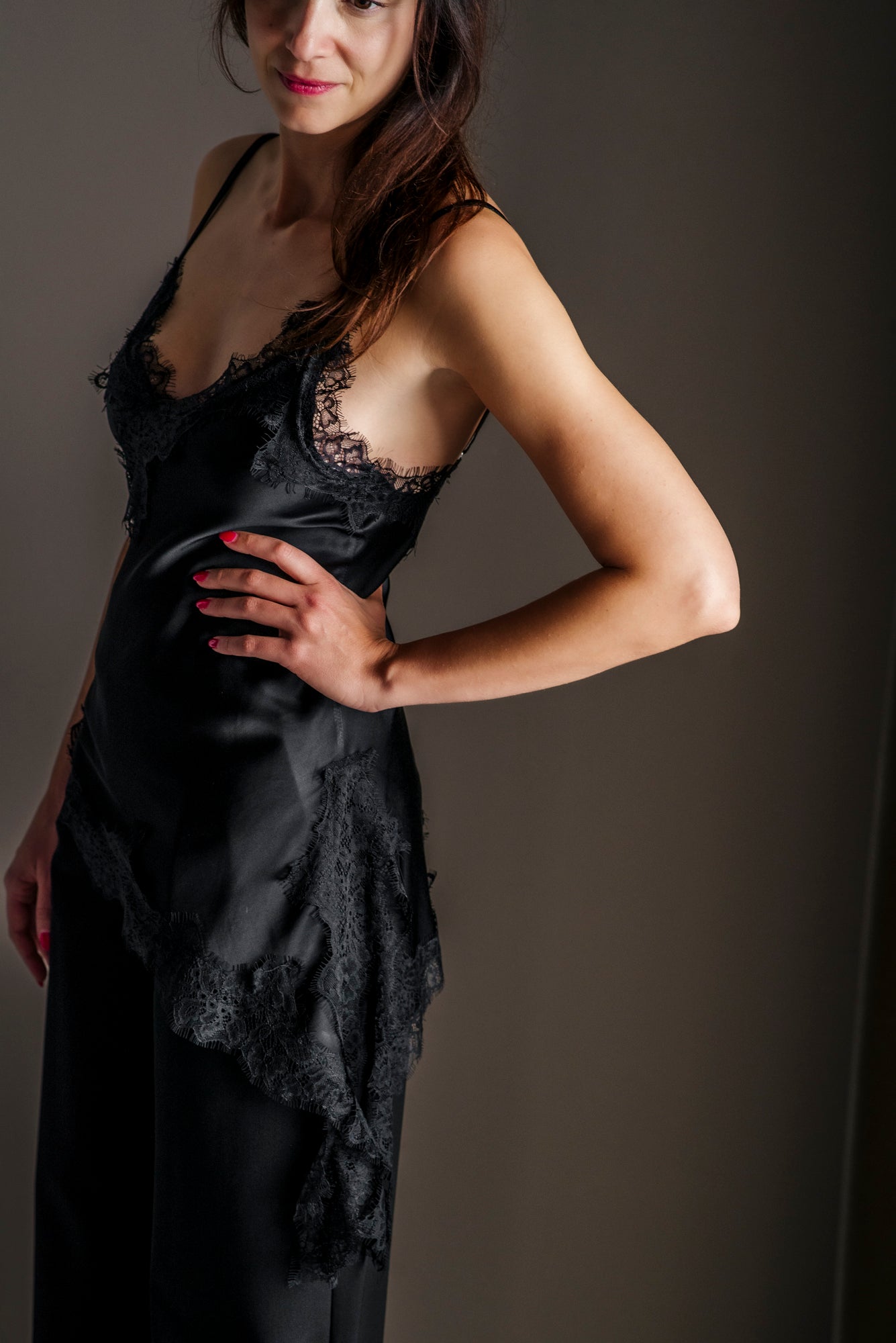 Top con inserti in pizzo asimmetrico