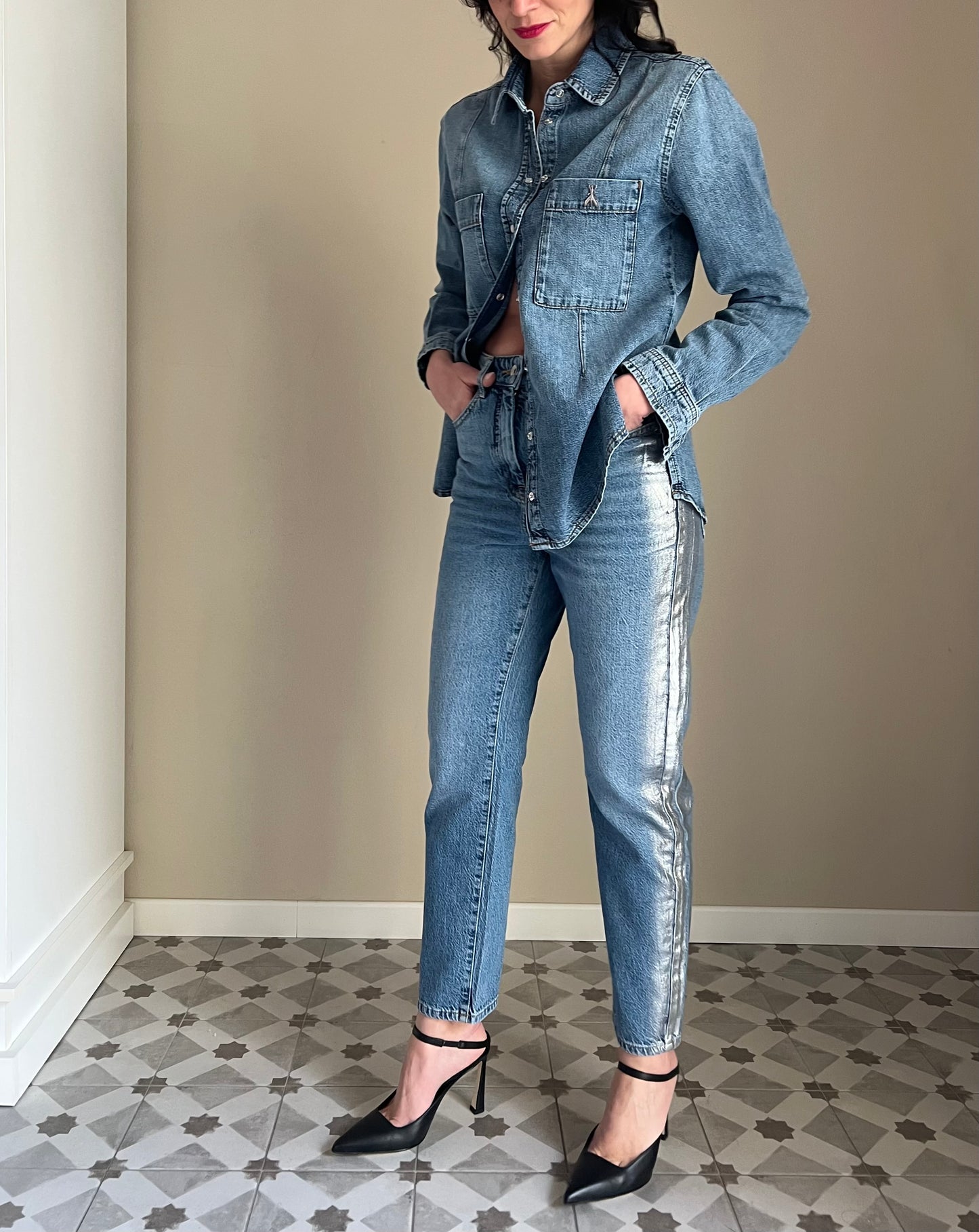 Pantalone denim slim con fascia argento
