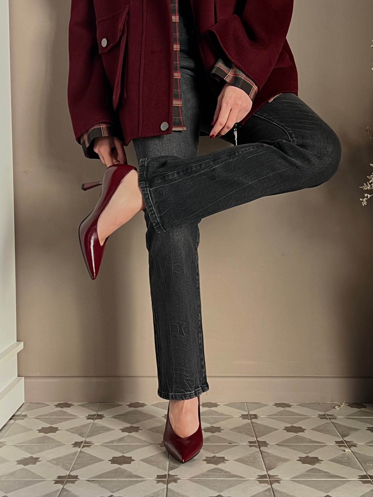 Decolletè in pelle scollo a V bordeaux