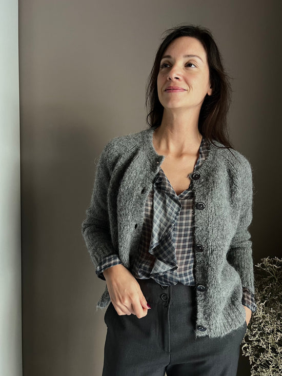 Cardigan grigio con ricamo