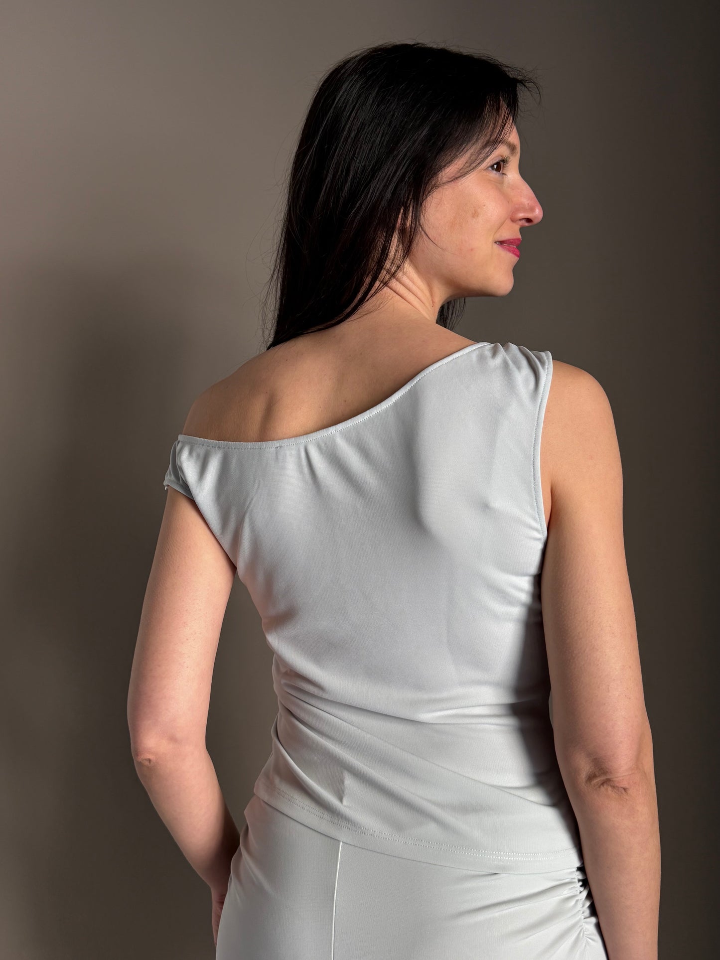 Top Monospalla con Arricciature grigio perla