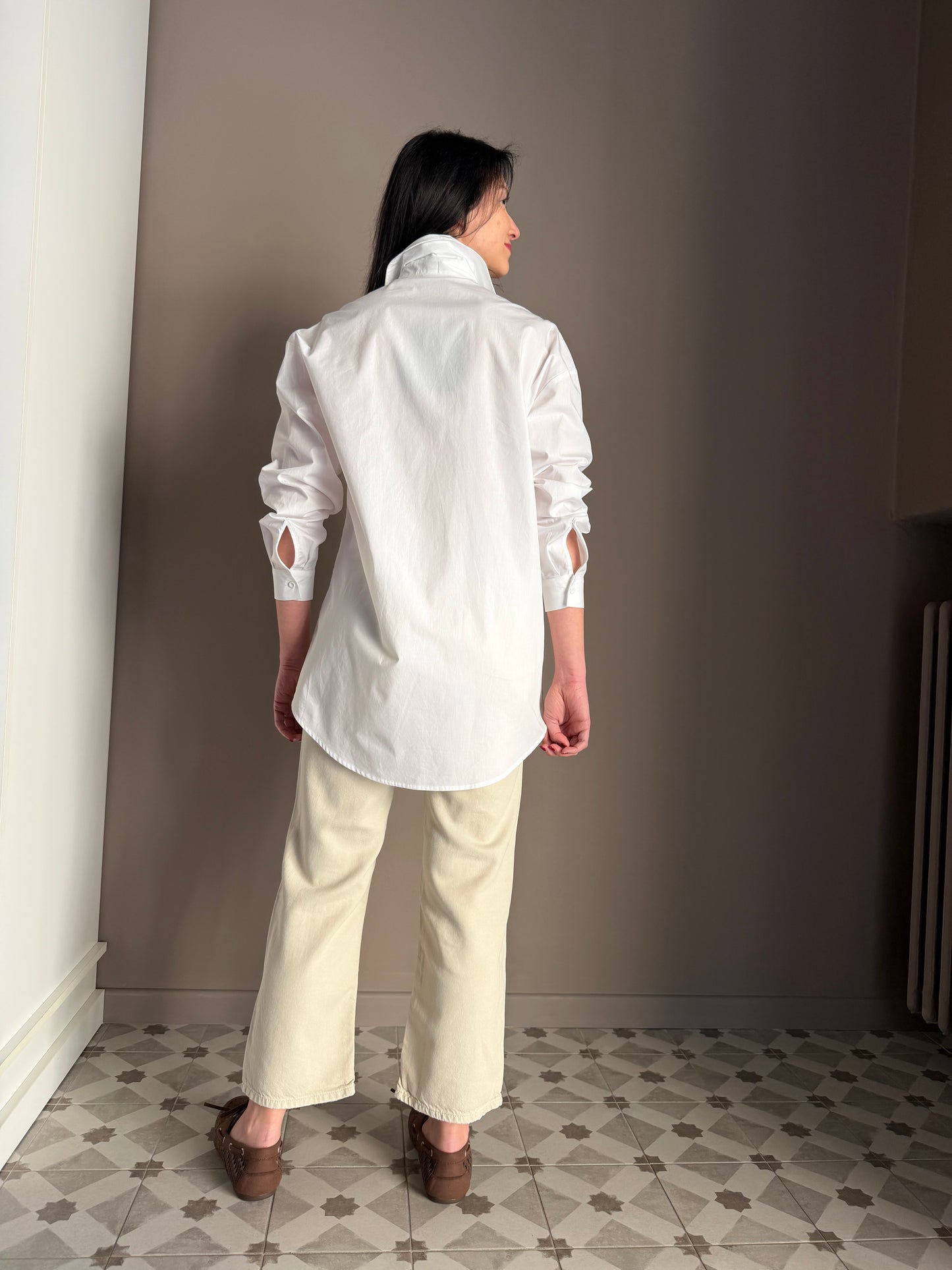 Camicia in cotone con intarsi floreali