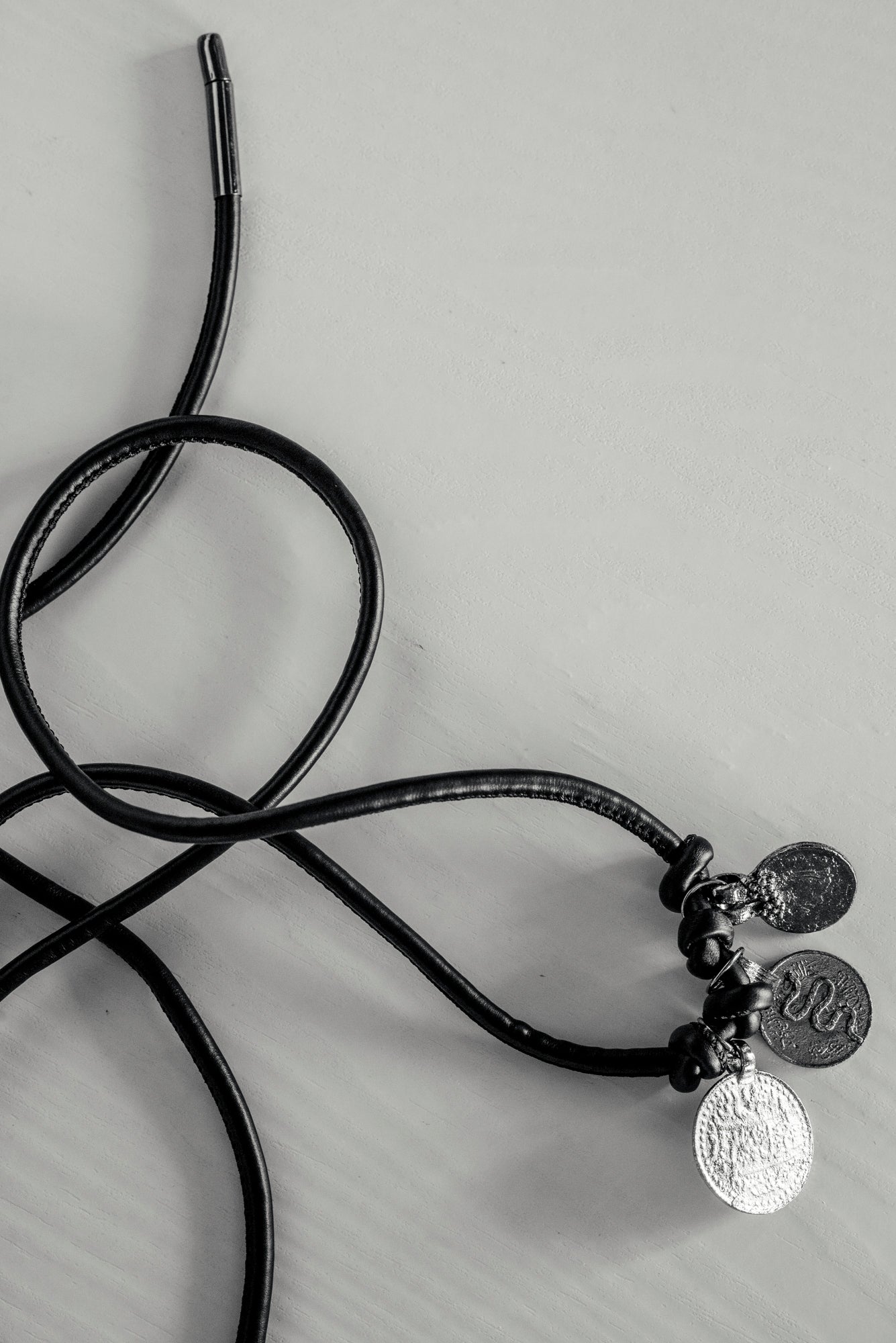 Cinturino tubolare con charms