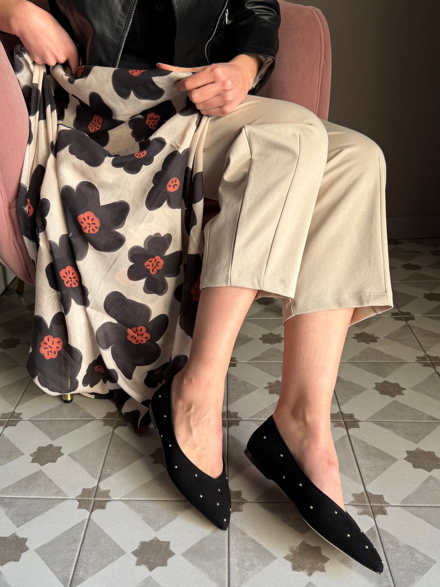 Decolletè flat in suede nera