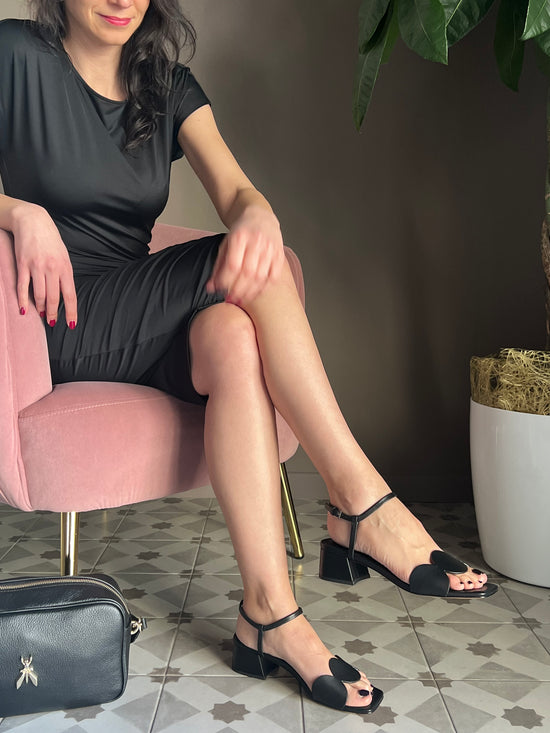 Sandalo in pelle nera con fascia semicerchio