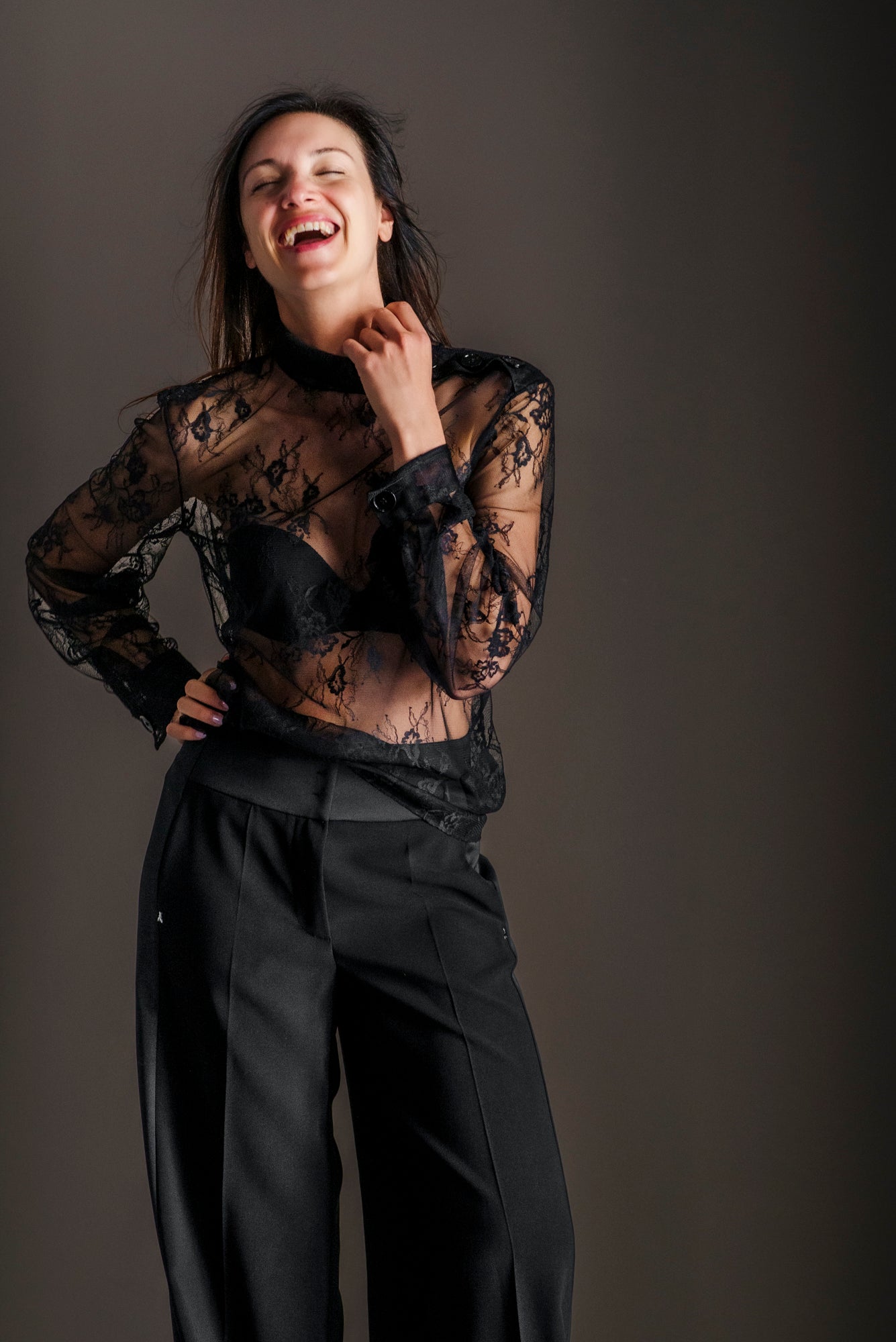 Blusa in pizzo francese con collo alto