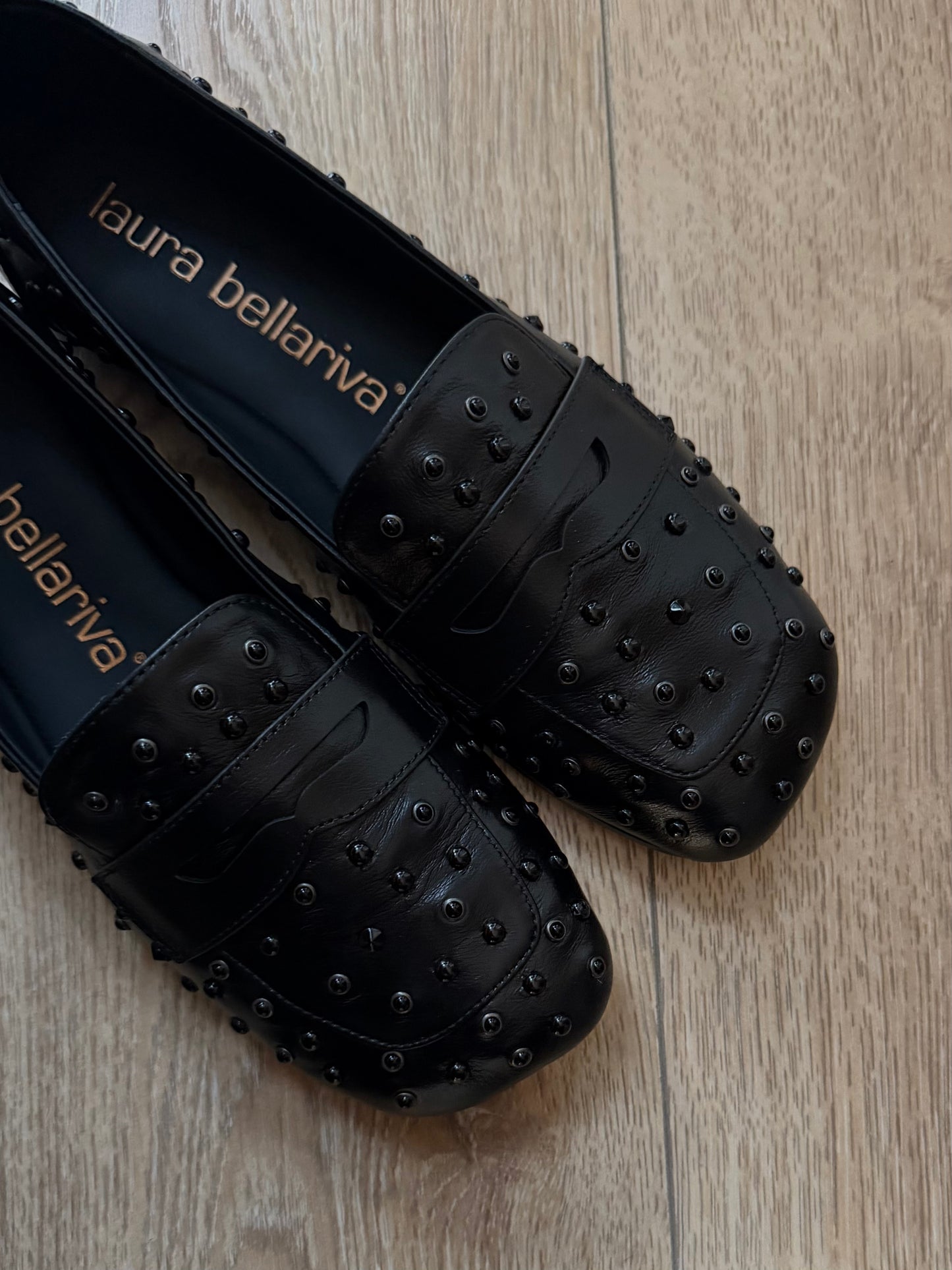 Mocassino in pelle con borchiette in tinta