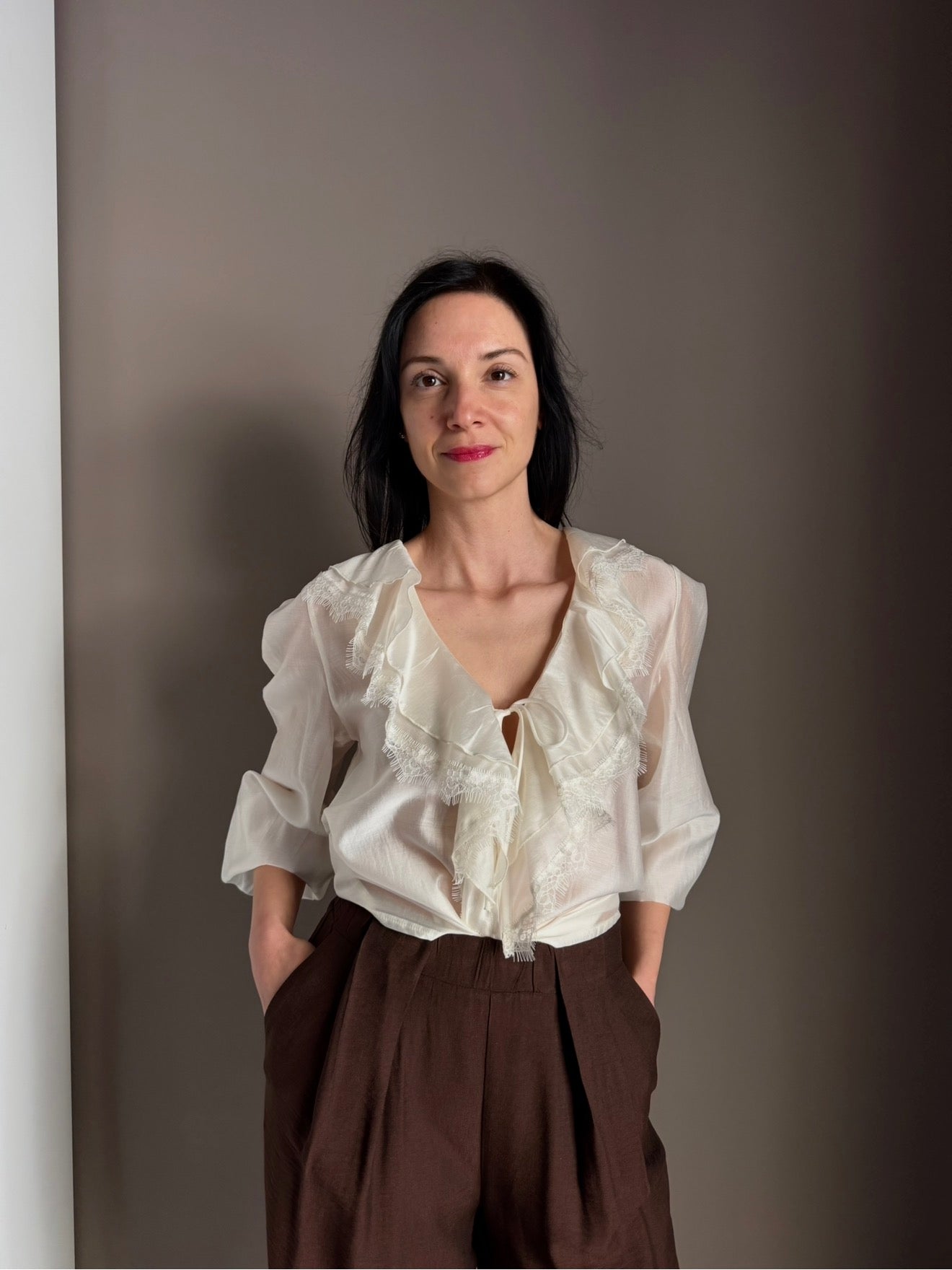 Blusa fluida con rouches e dettagli in pizzo