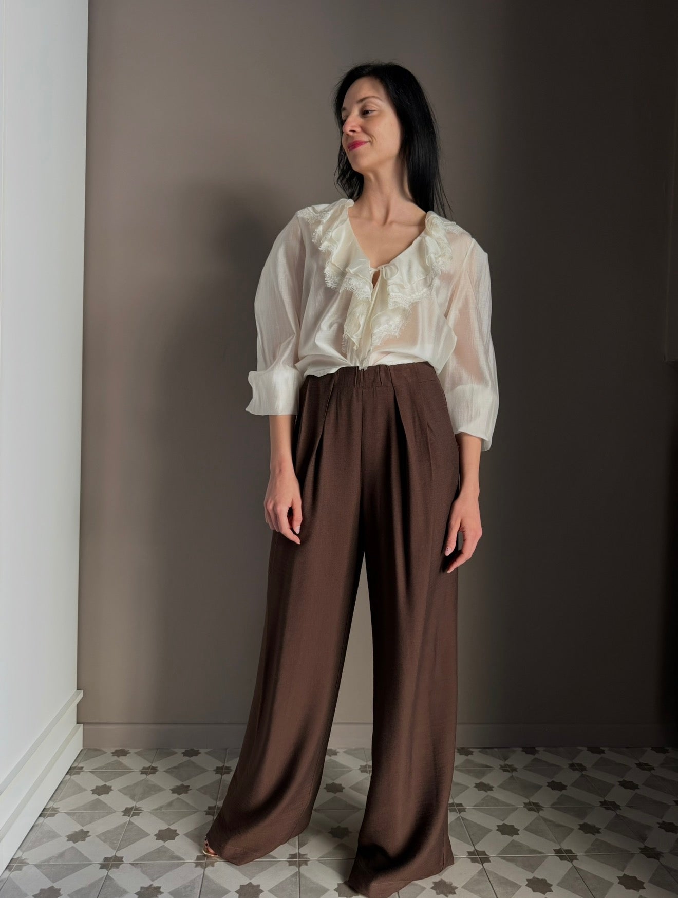 Blusa fluida con rouches e dettagli in pizzo