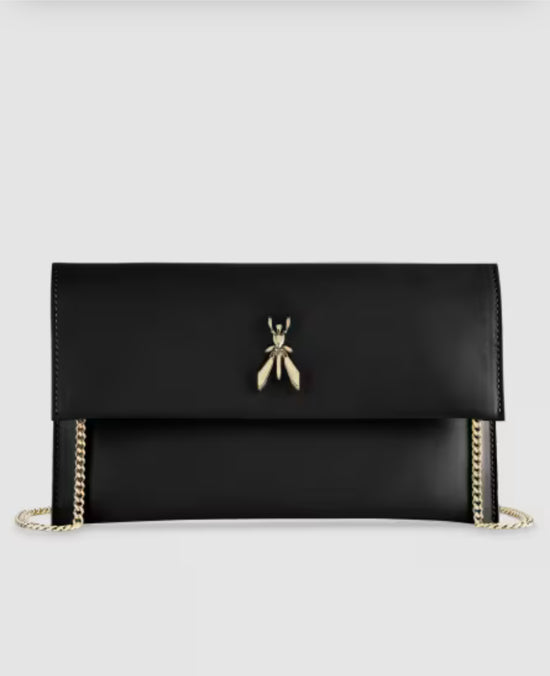 Borsa pochette in pelle nera con catena