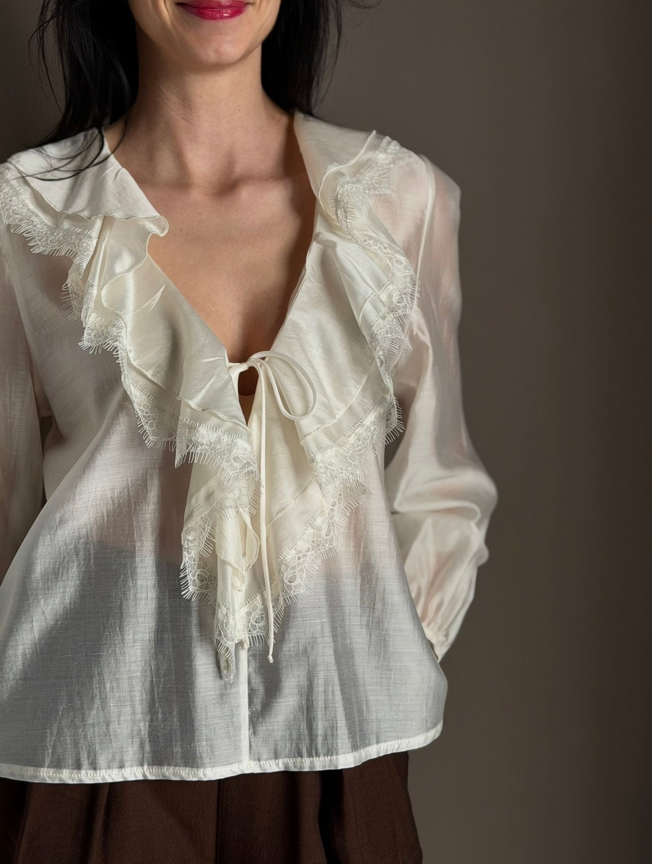 Blusa fluida con rouches e dettagli in pizzo