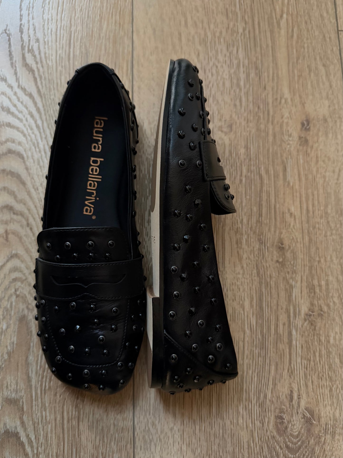 Mocassino in pelle con borchiette in tinta