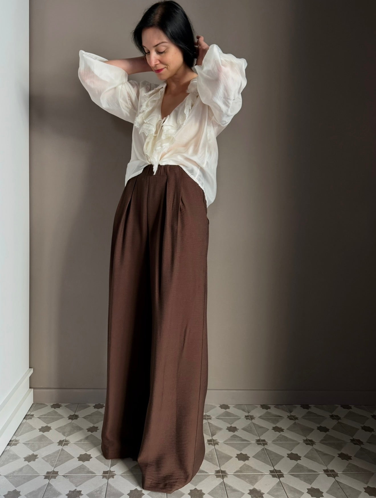 Blusa fluida con rouches e dettagli in pizzo