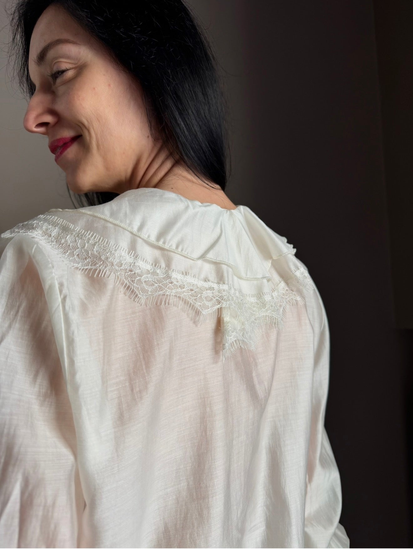 Blusa fluida con rouches e dettagli in pizzo
