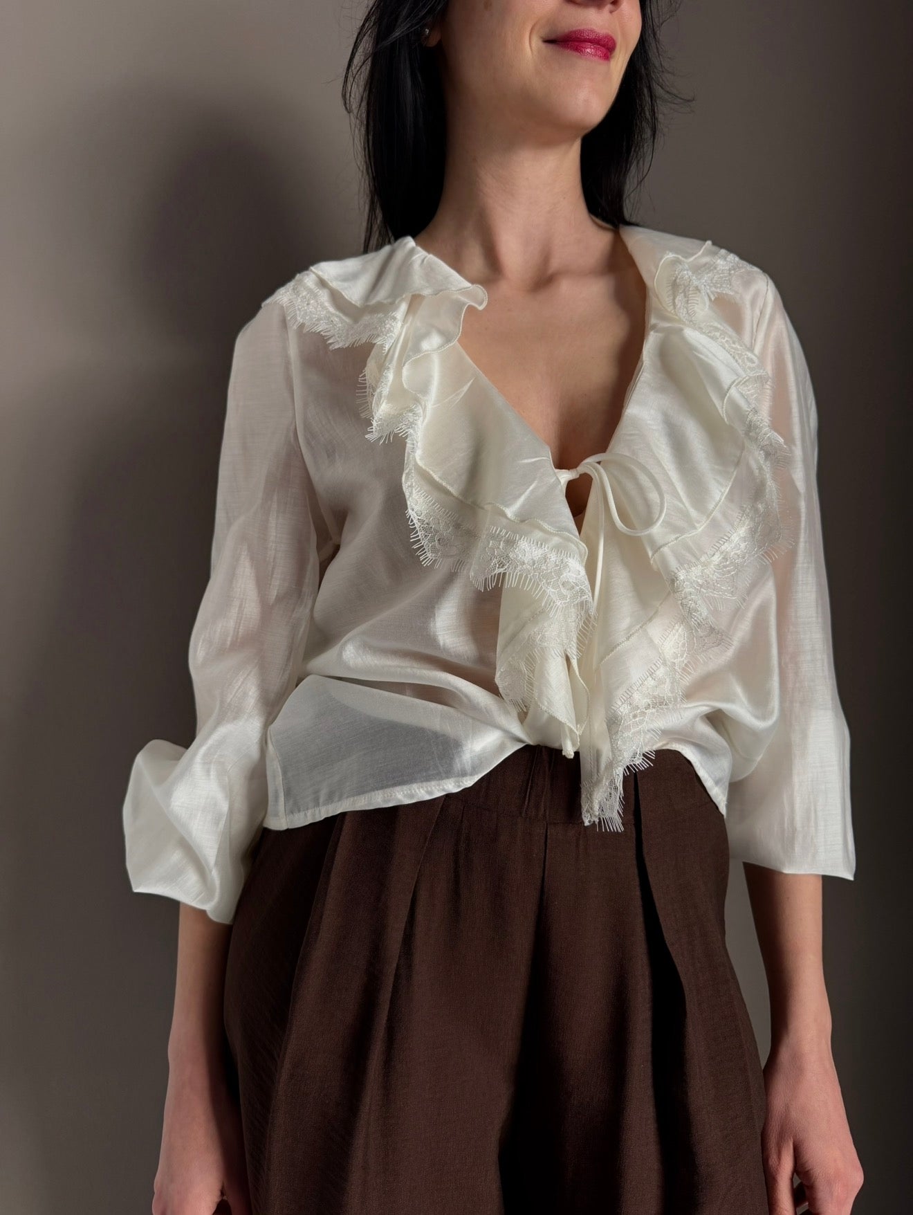 Blusa fluida con rouches e dettagli in pizzo