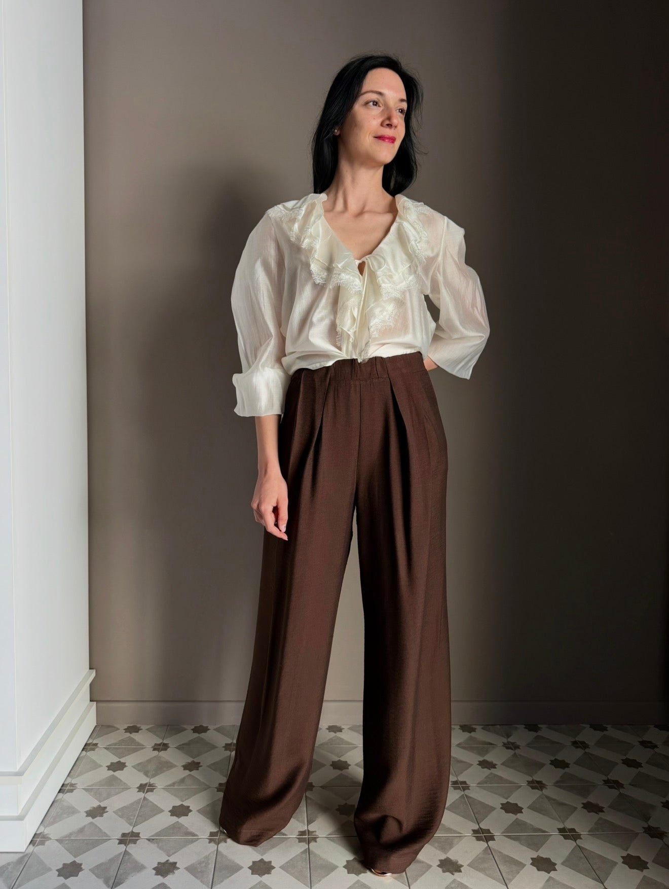Blusa fluida con rouches e dettagli in pizzo