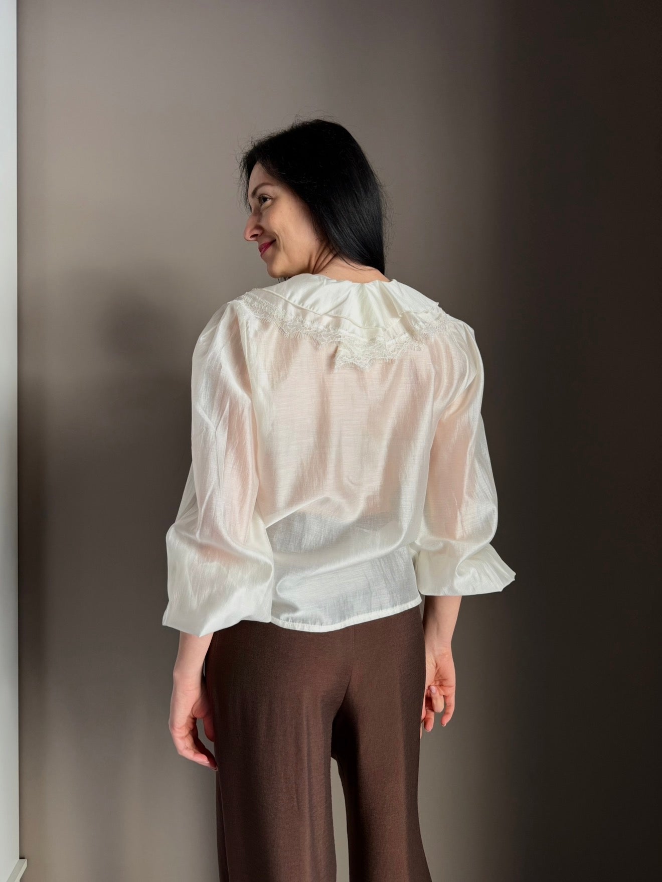 Blusa fluida con rouches e dettagli in pizzo