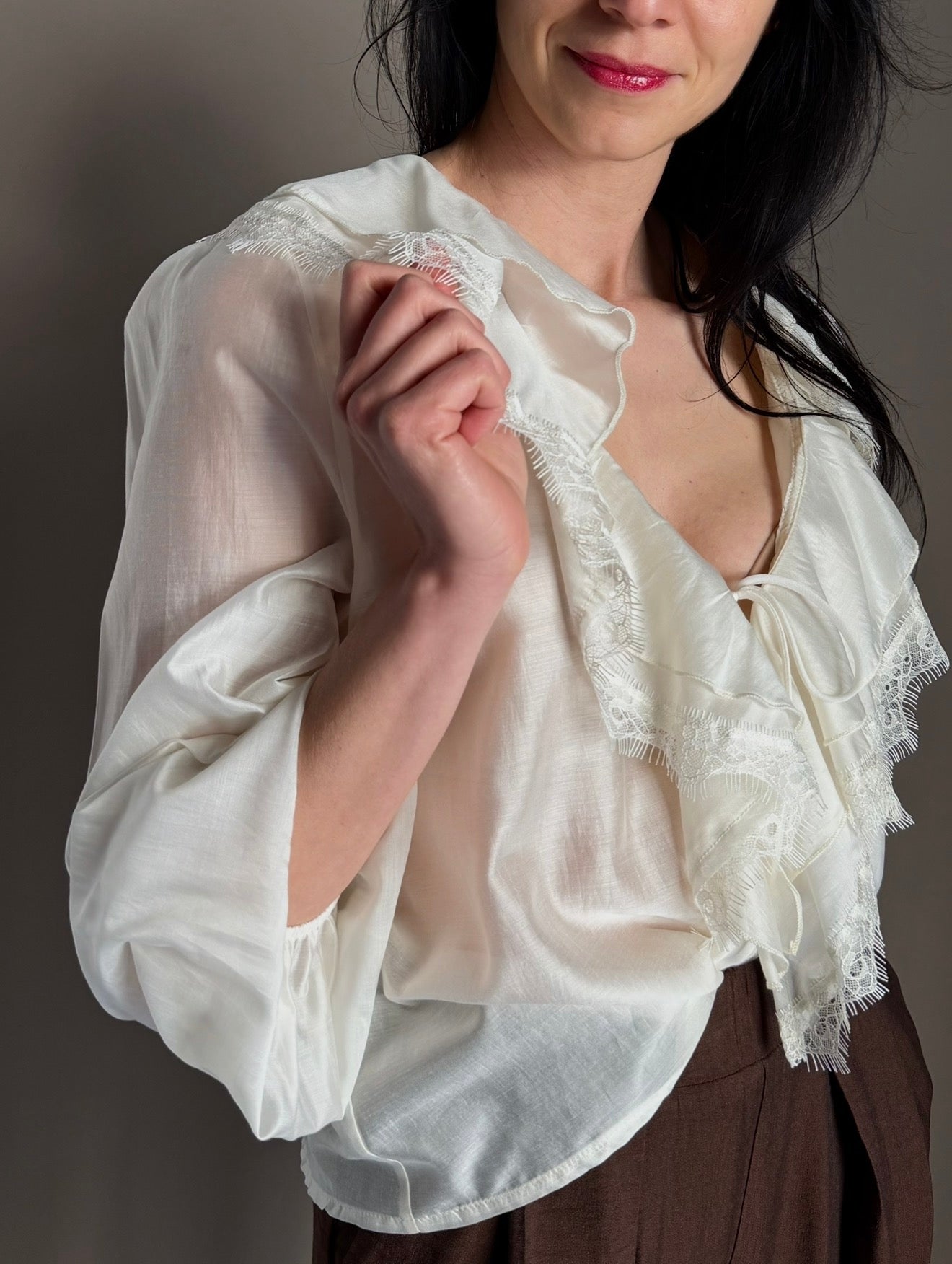 Blusa fluida con rouches e dettagli in pizzo