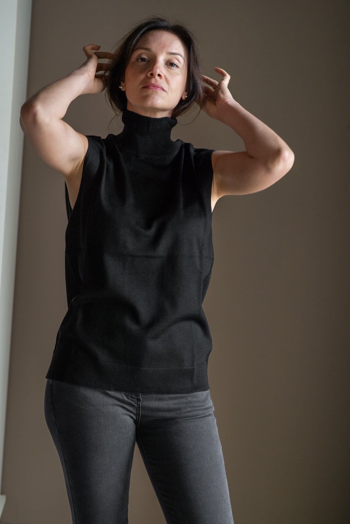Maglia smanicata in lana nera