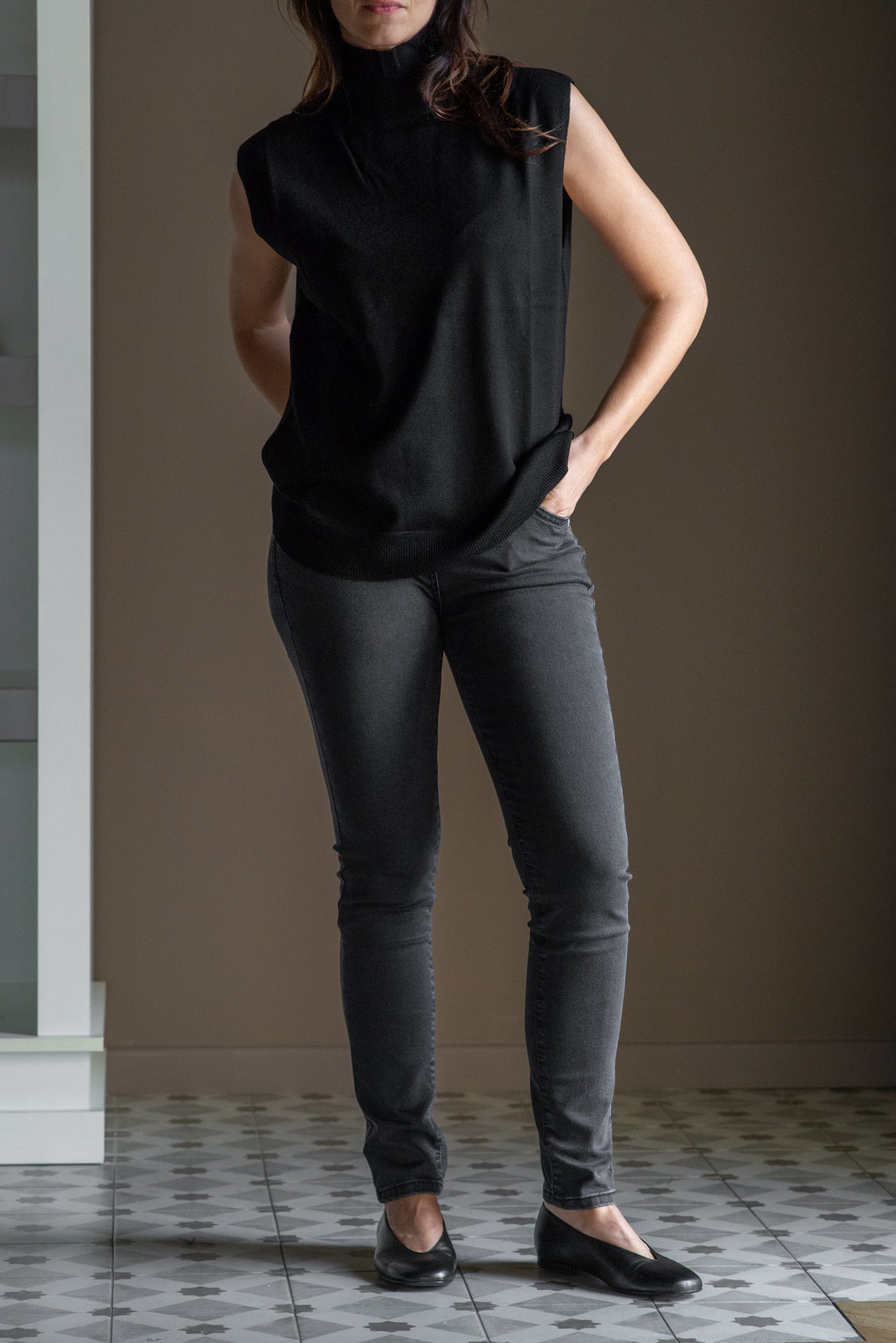 Maglia smanicata in lana nera